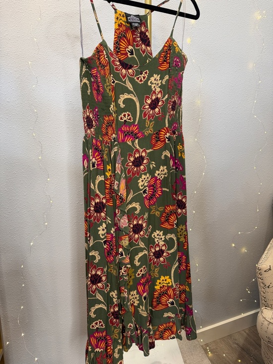 Dresses & Skirts - Angie Midi Dress Size Large